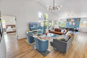 Smart-TV, bordtennis, bøker og filmbibliotek