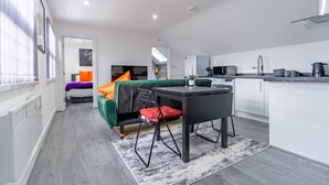 A modern, compact living space with a kitchenette, a dining area, and a bedroom with a view. - Birmingham Apt-sleeps 4-walk to City Centre-pets (Birmingham)