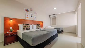 Ropa de cama hipoalergénica y caja de seguridad en la habitación