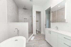 Dusj, hårføner, håndklær og såpe