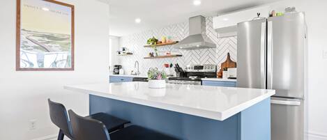 Een koelkast, een oven, een kookplaat, een vaatwasser