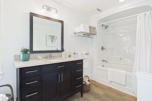 Hair dryer, towels - The Summerhouse at St. Peters (Prince Edward Island)