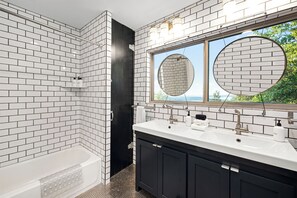 Shower, hair dryer, towels, soap - SKYHOUSE Canyon Lake: Private Pool and Lake Views
(Canyon Lake)