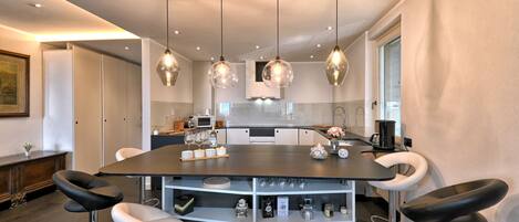 Kühlschrank, Mikrowelle, Ofen, Geschirrspüler