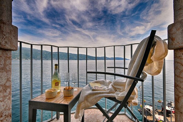 Property grounds - Panorama al Porto by Theater Home - directly on the port of Gargnano with marvellous lake view (Gargnano)