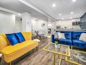 スマートテレビ、暖炉、テレビゲーム、書庫