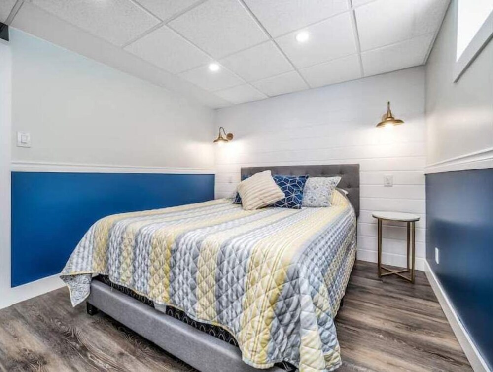 2 suites under one roof. Private Arcade, Board Games, 3 mins from