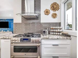 冷蔵庫、電子レンジ、オーブン、コンロ