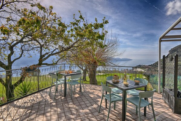 Outdoor dining - Appartamento Orizzonte by Theater Home - with marvellous lake view (Tignale)