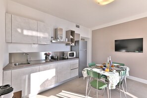 Fridge, microwave, dishwasher, coffee/tea maker - Appartamento Orizzonte by Theater Home - with marvellous lake view (Tignale)