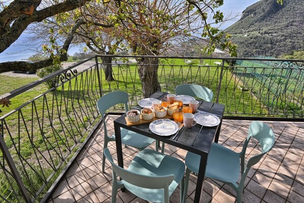 Outdoor dining - Appartamento Orizzonte by Theater Home - with marvellous lake view (Tignale)