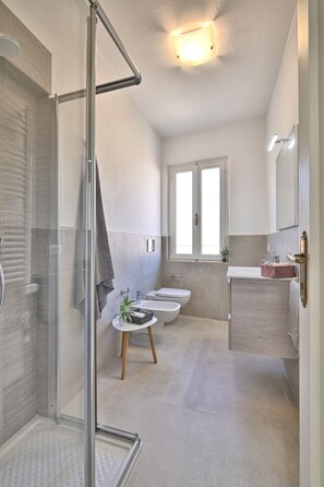 Douche, sèche-cheveux, serviettes fournies