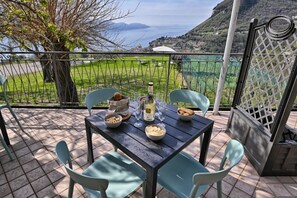 Outdoor dining - Appartamento Orizzonte by Theater Home - with marvellous lake view (Tignale)
