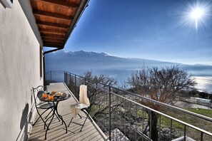 Outdoor dining - Appartamento Orizzonte by Theater Home - with marvellous lake view (Tignale)