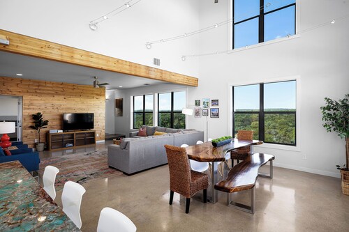 SKYHOUSE Guadalupe: Cliffside Pool Above the River