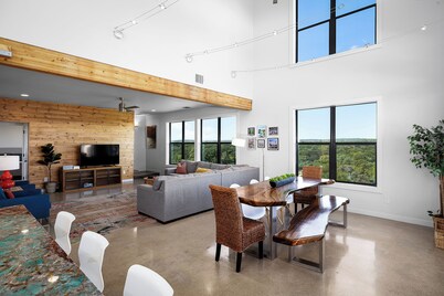 SKYHOUSE Guadalupe: Cliffside Pool Above the River