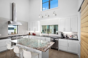 Fridge, microwave, oven, dishwasher - SKYHOUSE Guadalupe: Cliffside Pool Above the River (New Braunfels)