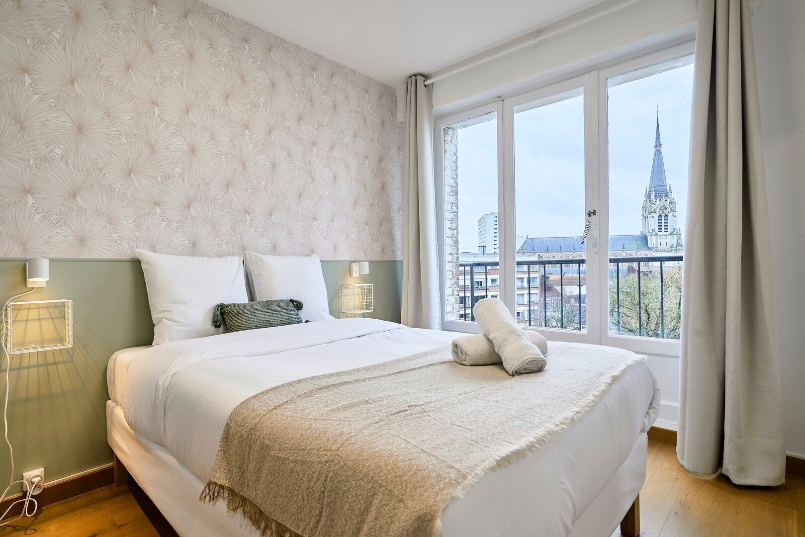 3 bedrooms, desk, iron/ironing board, internet