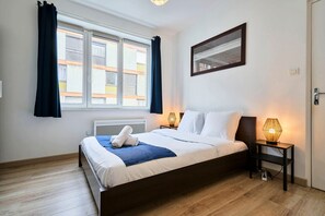 1 chambre, bureau, fer et planche à repasser, accès Internet