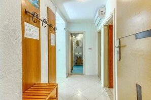 Interior - 2-bdr apt With Shared Garden, 3 min Walk to Beach (Split)