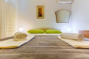 2 bedrooms, free WiFi, bed sheets - 2-bdr apt With Shared Garden, 3 min Walk to Beach (Split)