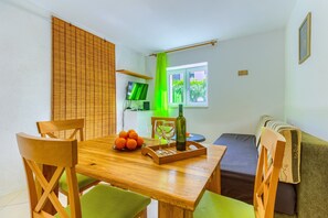 Dining - 2-bdr apt With Shared Garden, 3 min Walk to Beach (Split)