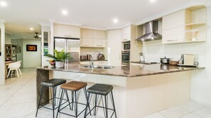 冷蔵庫、電子レンジ、オーブン、コンロ