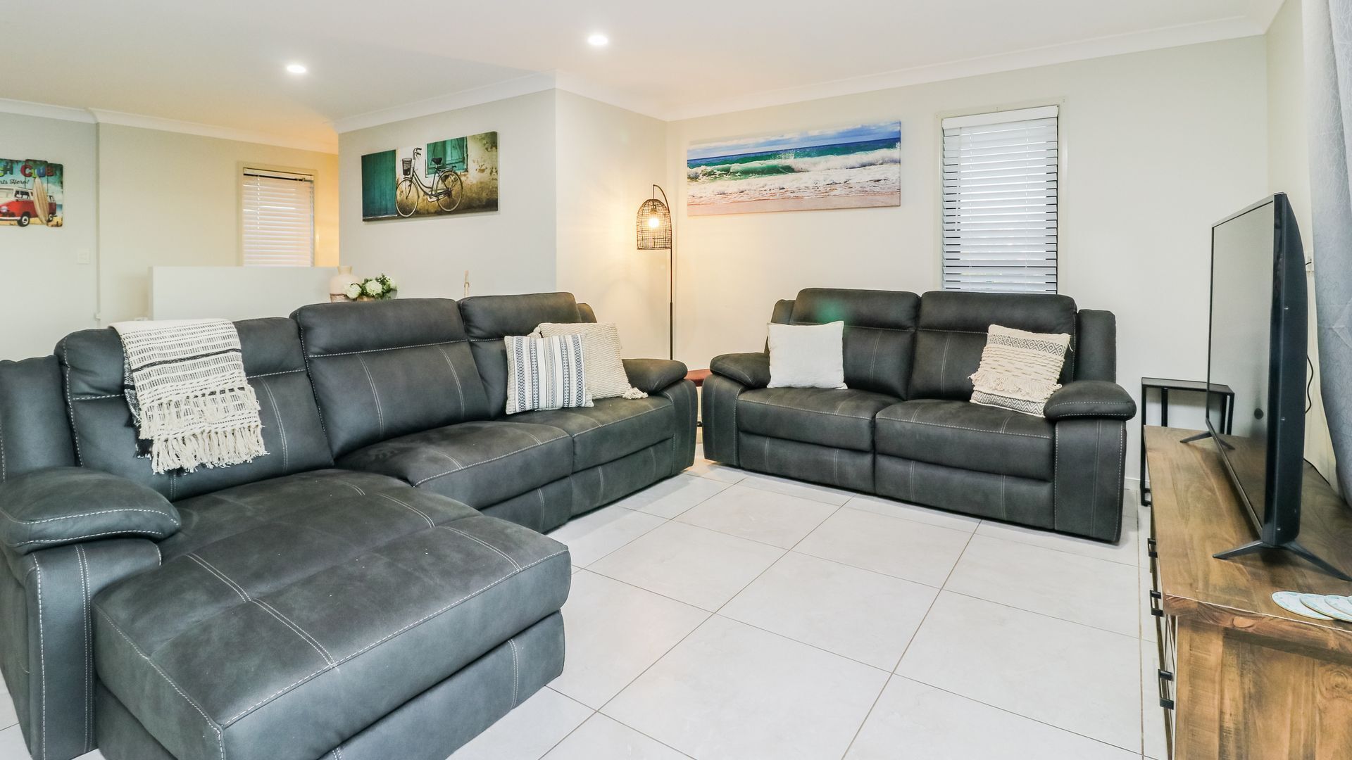 Family Tides, Spacious Two-storey, Contemporary Family Home,  6 Bedrooms, 3 Bathrooms, Close T - Agnes Water