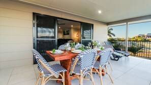 屋外ダイニングエリア