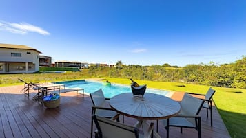 Villa | Zwembad | Een buitenzwembad