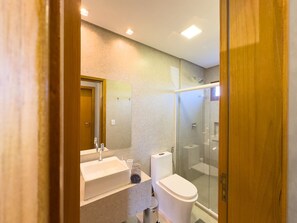 ヴィラ | バスルーム | シャワー、タオル、石鹸、トイレットペーパー