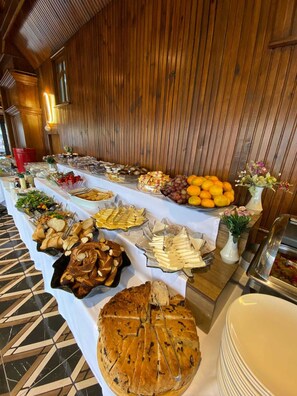 Una mesa de buffet con diversos alimentos y un pastel.