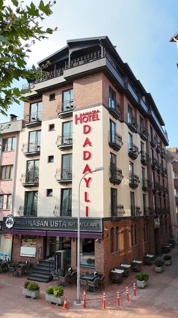 Un hotel con un letrero llamativo que dice "AMASRA HOTEL DADAYL".