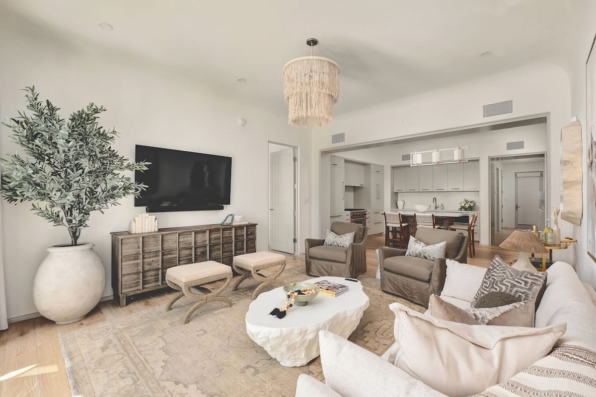 Habitación Club (A-Club Residence 205) | Ćrea de sala de estar | Smart TV de 55 pulgadas con canales digitales y servicios de streaming