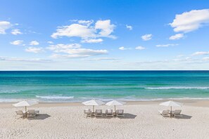 Private beach, white sand, sun-loungers, beach umbrellas - Kaiya Beach Resort (Panama City Beach)