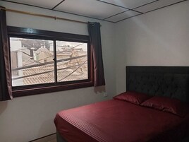 Hypo-allergenic bedding, minibar, individually furnished, free WiFi