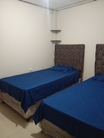 Habitación Confort con 2 camas individuales | Ropa de cama hipoalergénica, minibar, mobiliario individual