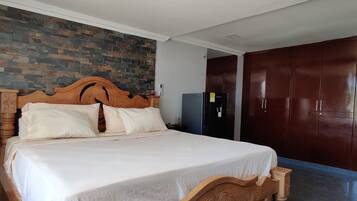 Minibar, wifi gratis y ropa de cama