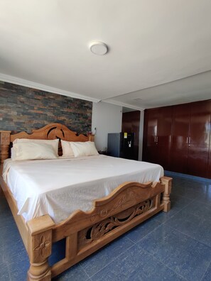 Quarto família, 1 cama King | Frigobar, Wi-Fi de cortesia, roupa de cama