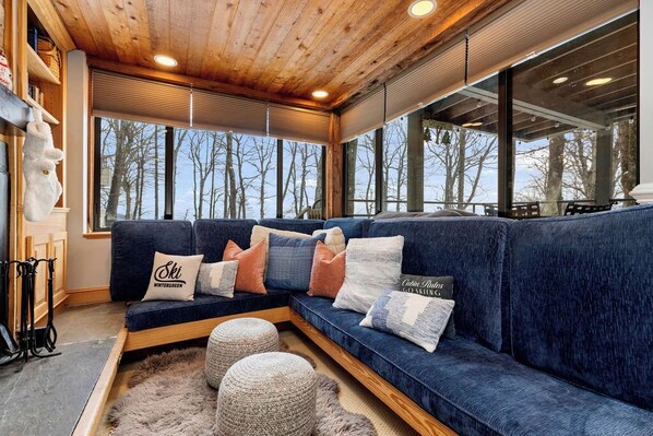 Smart TV, fireplace, books - Premiere Two bedroom getaway Slope Side Wintergreen Resort Condo (Wintergreen)