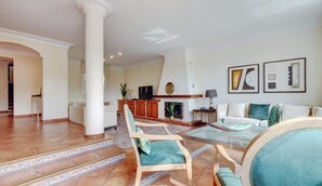 TV, DVD player, mesa de pingue-pongue, aparelho de som