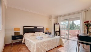 4 quartos, escrivaninha, ferros/tábuas de passar roupa, Wi-Fi
