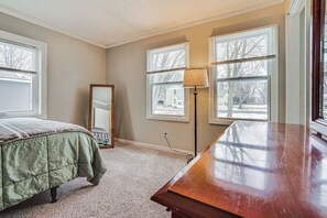 2 bedrooms, iron/ironing board, Internet, bed sheets - Steps to St Croix River! Charming Lakeland Home (Lakeland)