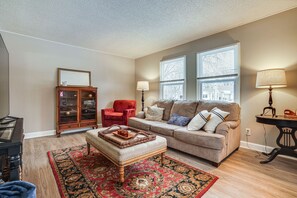 TV - Steps to St Croix River! Charming Lakeland Home (Lakeland)