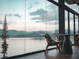 Presidential Room | Living room | 100-cm flat-screen TV with satellite channels