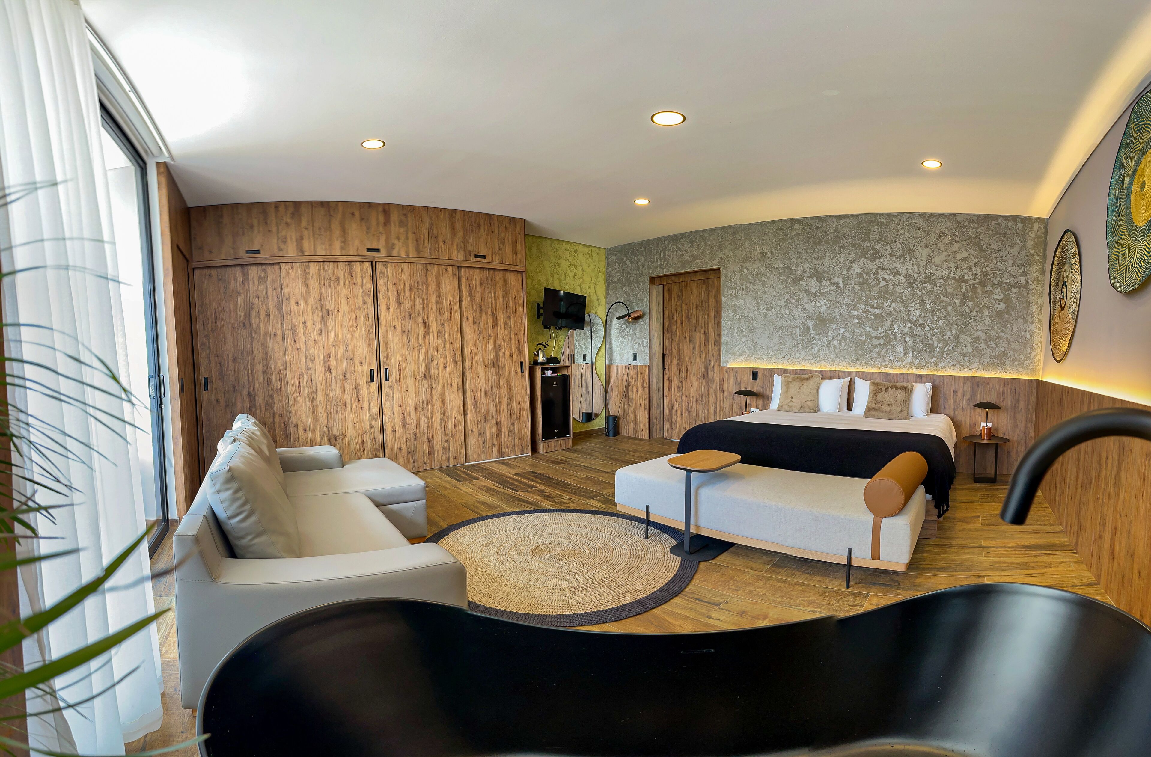 أغطية فراش متميزة وألحفة محشوة بالريش وميني بار وخزنة داخل الغرفة