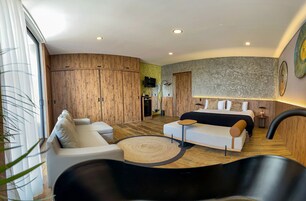 Habitación superior | Ropa de cama de alta calidad, edredones de plumas, minibar y caja fuerte