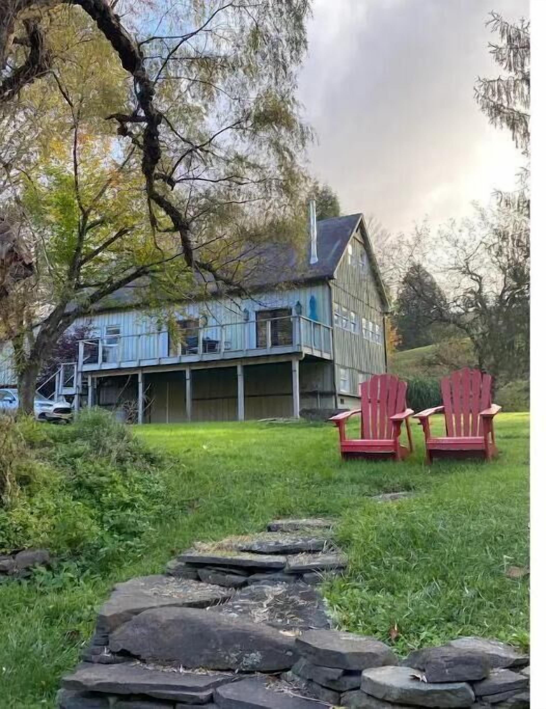 Spacious Renovated Barn with Private Creek, near weddings, hiking, kayaking!