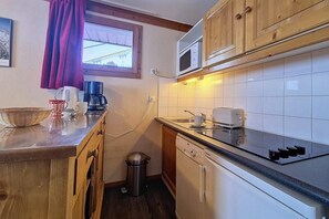 Køleskab, mikrobølgeovn, opvaskemaskine, kaffe-/temaskine