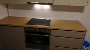 Fridge, oven, stovetop, coffee/tea maker